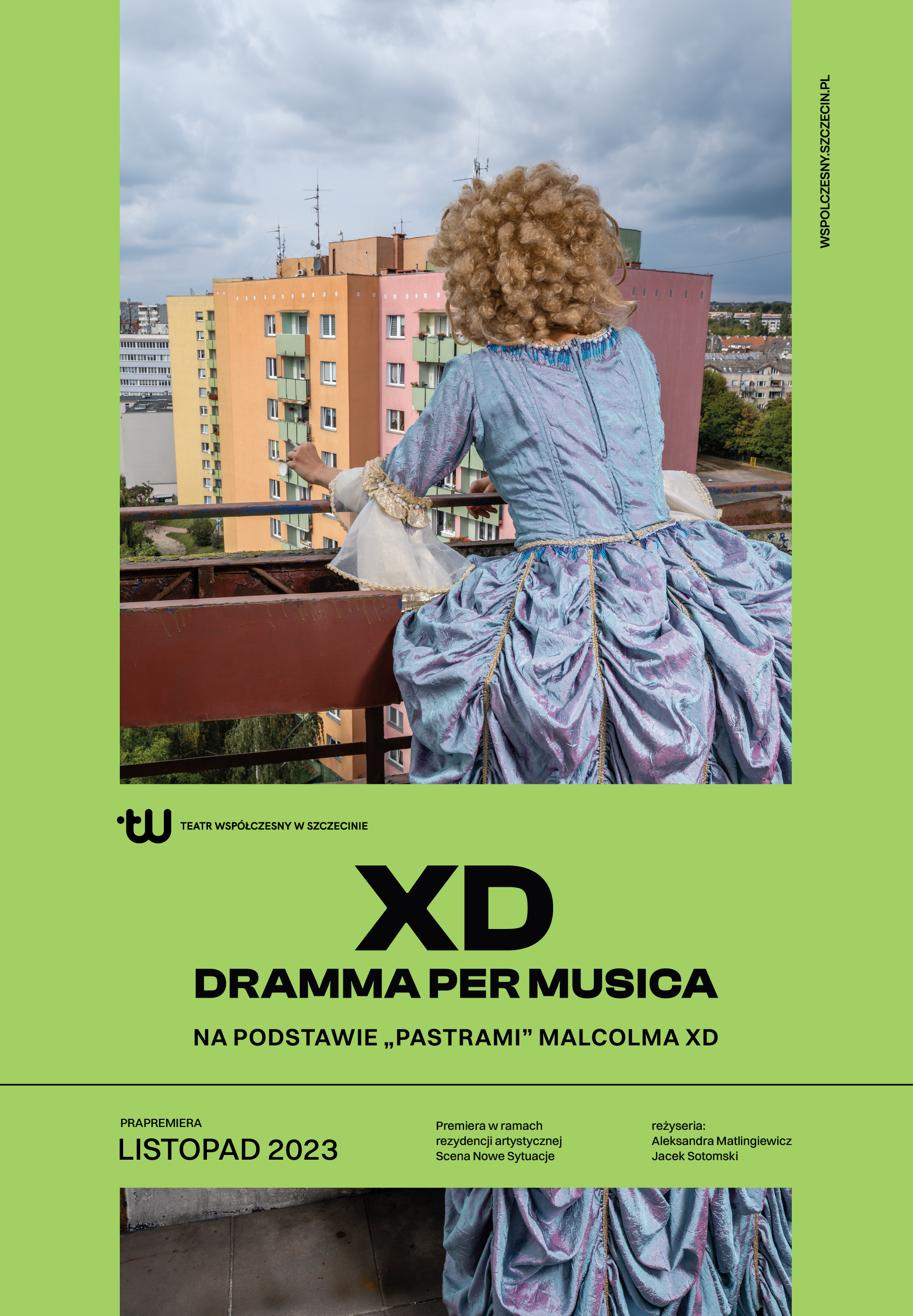 Plakat do spektaklu "XD. Dramma per musica". Na balkonie, w sukni barokowej stoi kobieta i patrzy na kolorowe bloki.